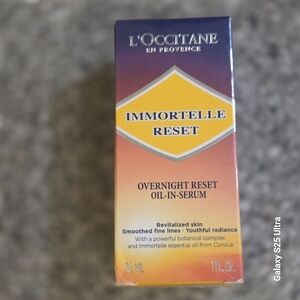 L'OCCITANE Immortelle Reset Overnight Serum - Purple and Yellow